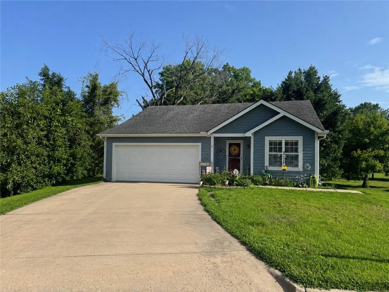 217 5th St Ct, Linwood, KS 66052