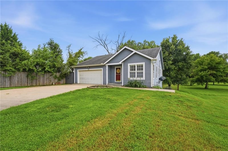 217 5th St Ct, Linwood, KS 66052
