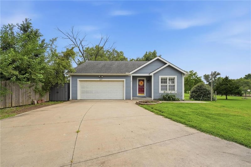 217 5th St Ct, Linwood, KS 66052