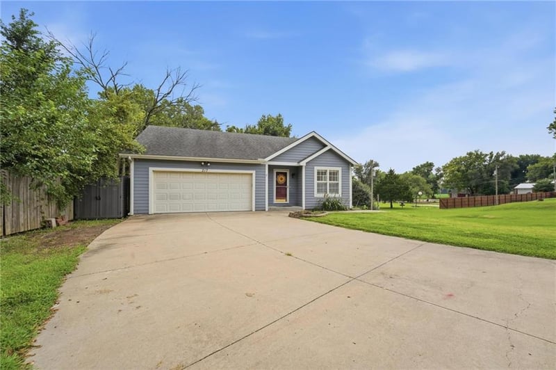 217 5th St Ct, Linwood, KS 66052