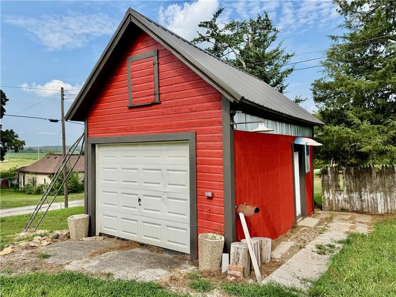 404 6th St, Pickering, MO 64476