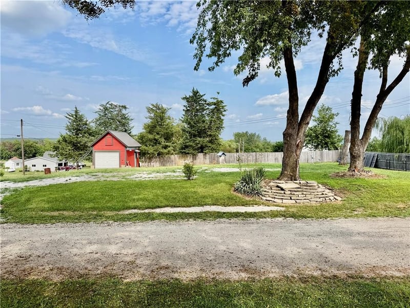 404 6th St, Pickering, MO 64476