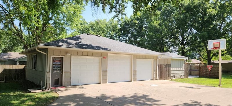305 Berkley St, Louisburg, KS 66053