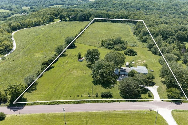 20701 219th St, Tonganoxie, KS 66086