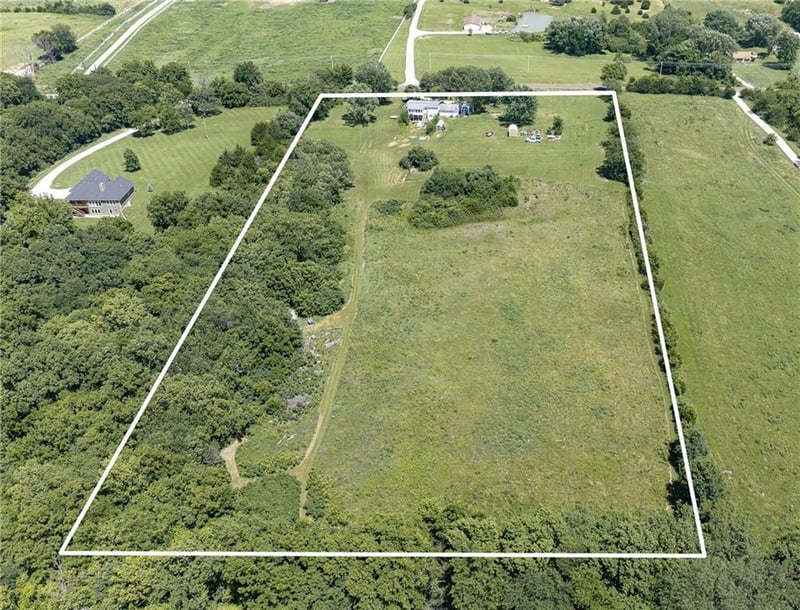 20701 219th St, Tonganoxie, KS 66086