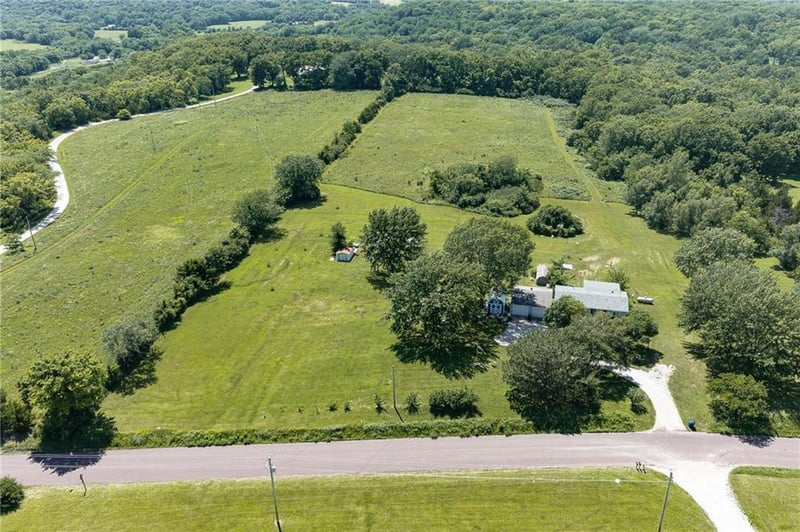 20701 219th St, Tonganoxie, KS 66086