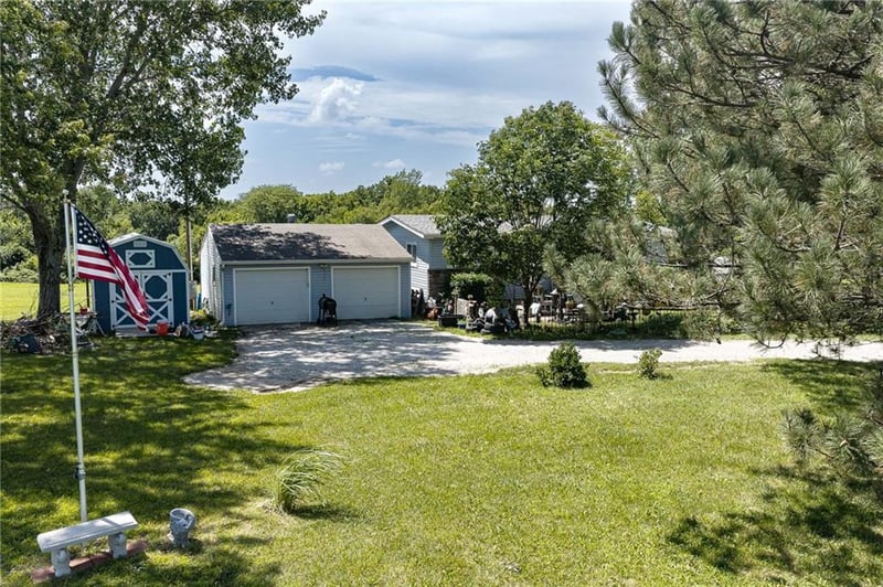 20701 219th St, Tonganoxie, KS 66086