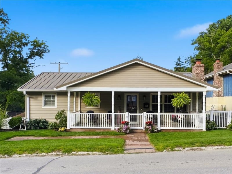 507 Walnut St, Weston, MO 64098