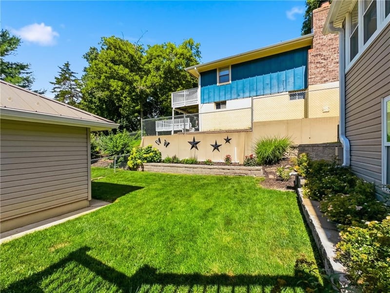 507 Walnut St, Weston, MO 64098