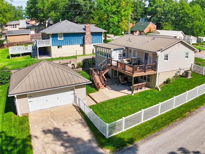 507 Walnut St, Weston, MO 64098