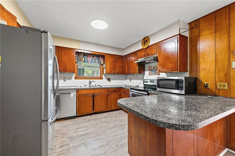 705 Cherry St, Weston, MO 64098