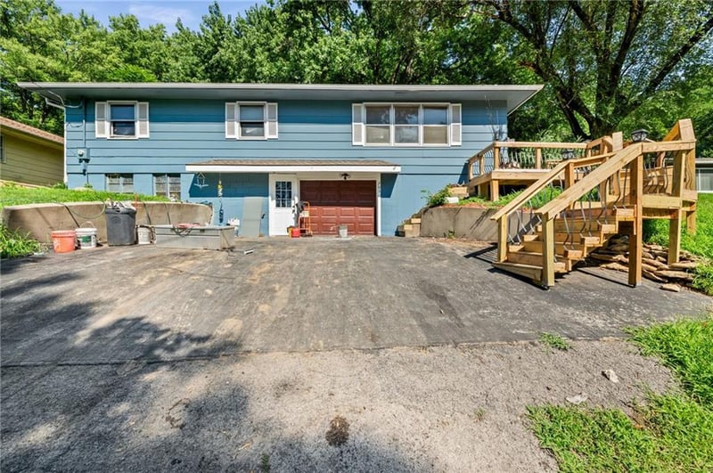 705 Cherry St, Weston, MO 64098