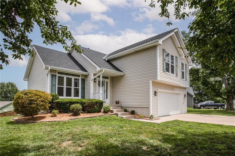 819 Porter Ridge Rd, Kearney, MO 64060