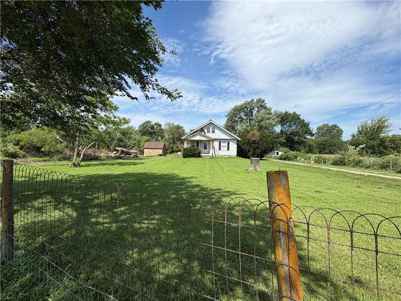16347 Chieftain Rd, Tonganoxie, KS 66086