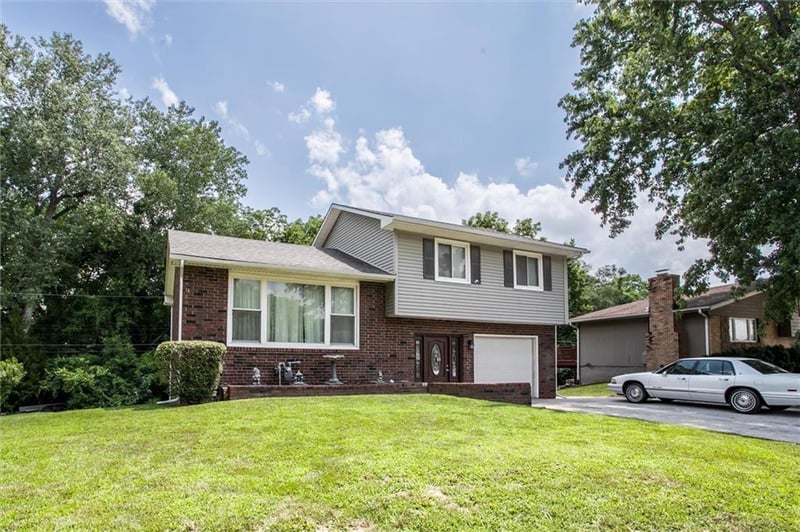 1209 75th Dr, Kansas City, KS 66112