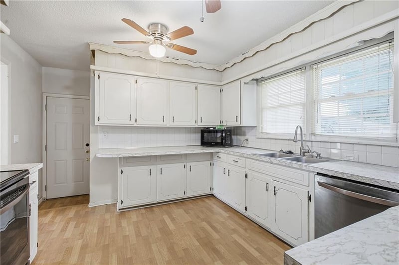 108 SW 20th Ter, Oak Grove, MO 64075