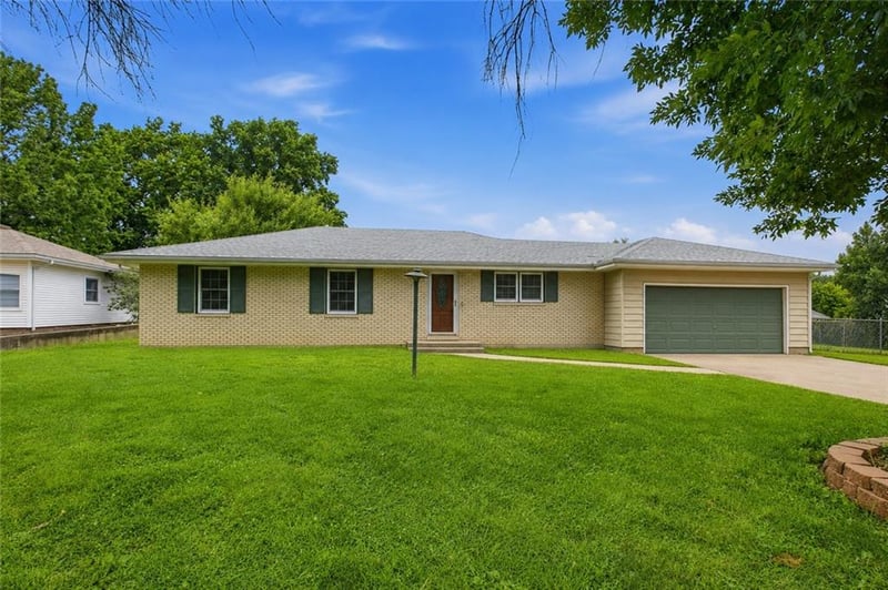 108 SW 20th Ter, Oak Grove, MO 64075