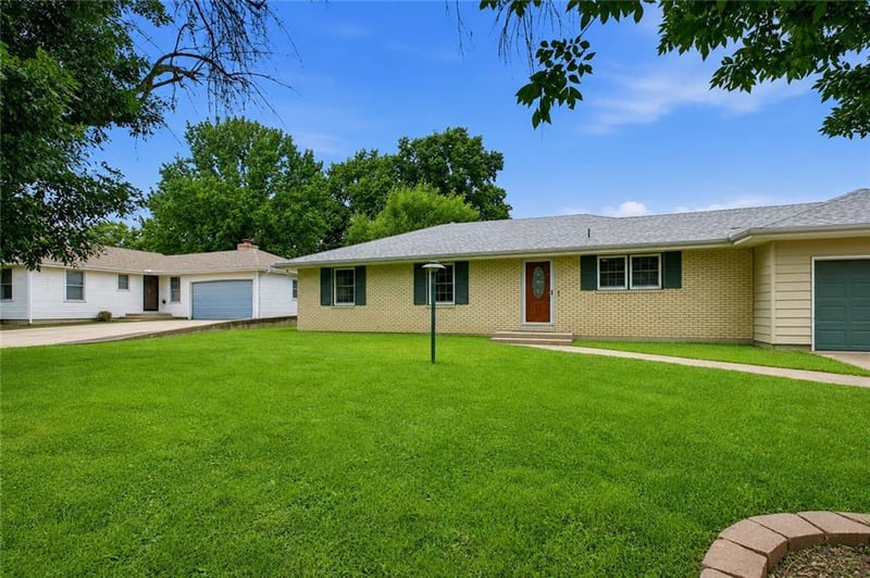 108 SW 20th Ter, Oak Grove, MO 64075