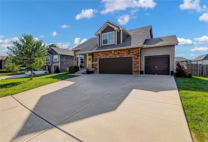1409 Jaclyn Dr, Grain Valley, MO 64029