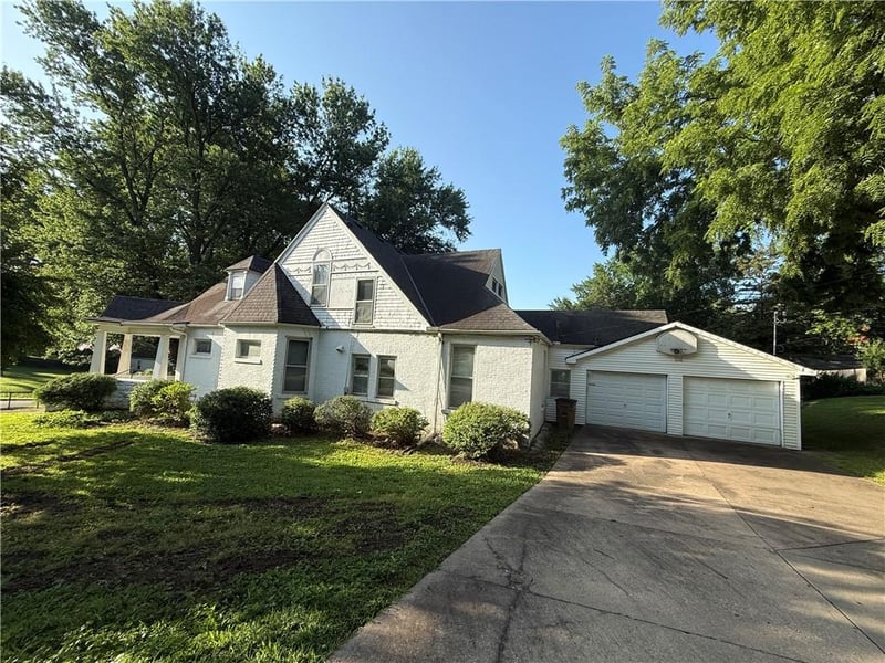 1027 4th St, Atchison, KS 66002