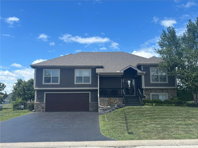 22614 Surrey Ln, Peculiar, MO 64078