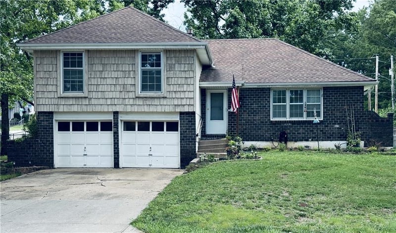 418 Sunset Dr, Lee's Summit, MO 64081