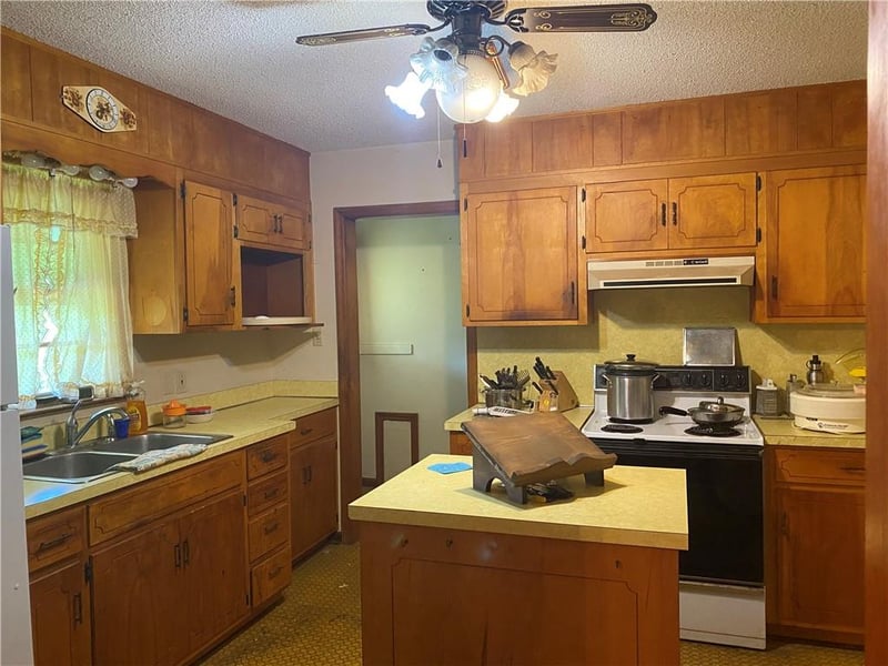 1211 Quincy St, Leavenworth, KS 66048