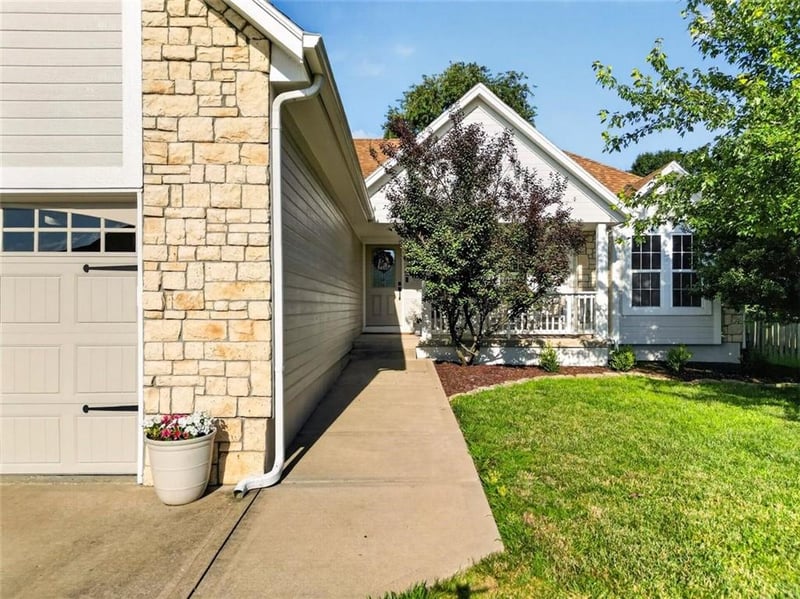 3905 Evergreen Ln, Lee's Summit, MO 64082