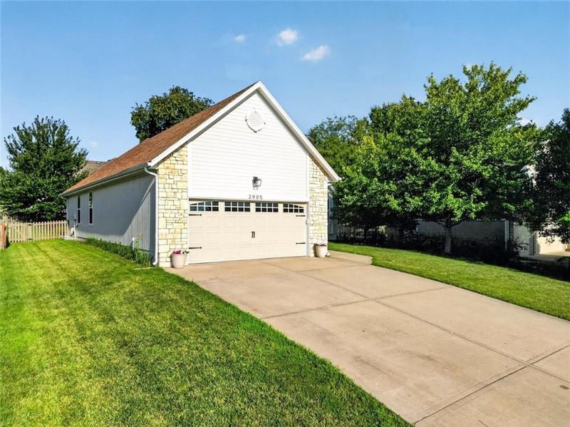 3905 Evergreen Ln, Lee's Summit, MO 64082