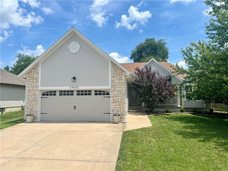 3905 Evergreen Ln, Lee's Summit, MO 64082