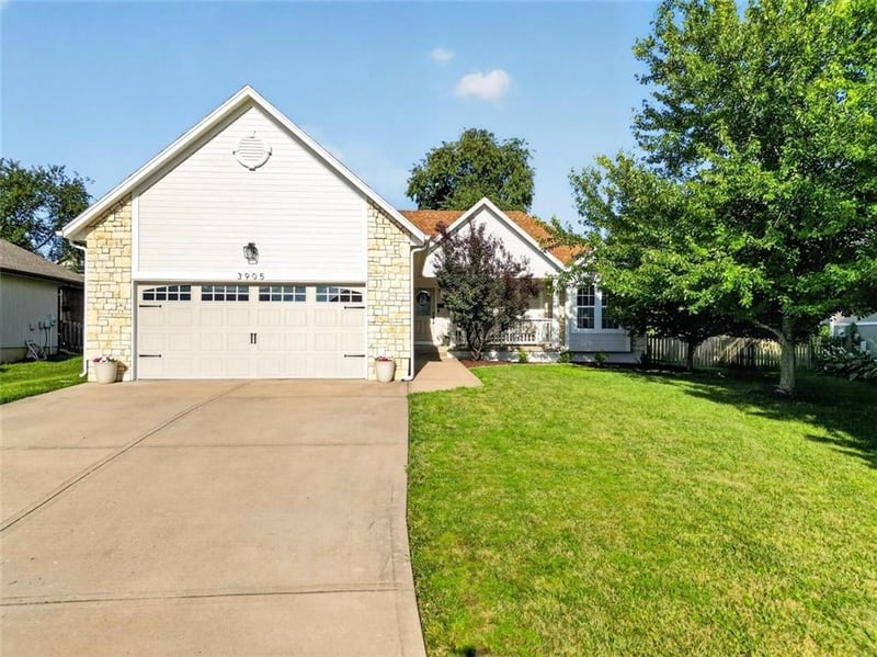 3905 Evergreen Ln, Lee's Summit, MO 64082