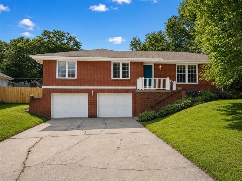 1335 Horizon Dr, Blue Springs, MO 64015