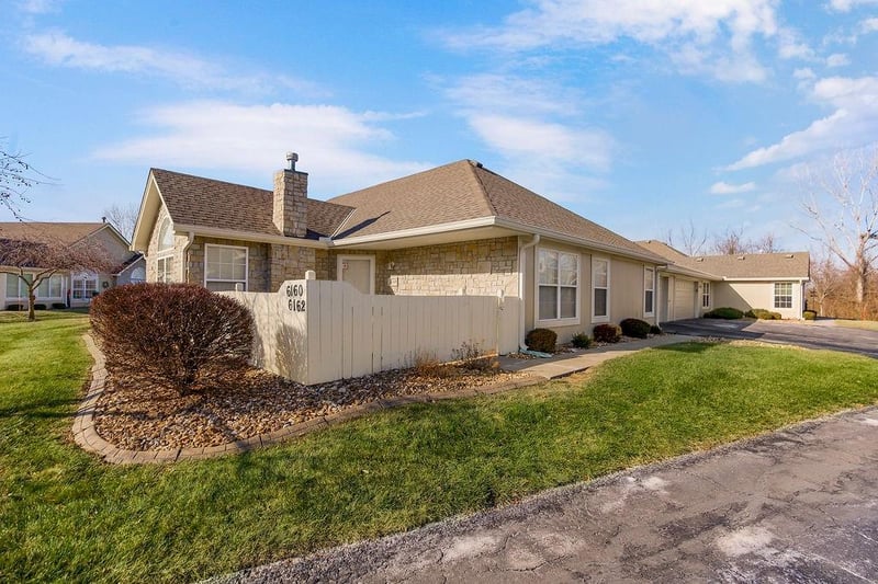 6160 Kensington Dr, Lee's Summit, MO 64064