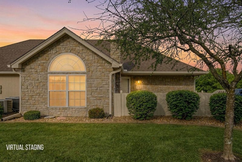 6160 Kensington Dr, Lee's Summit, MO 64064