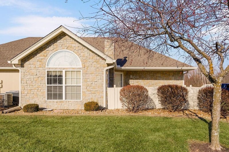 6160 Kensington Dr, Lee's Summit, MO 64064