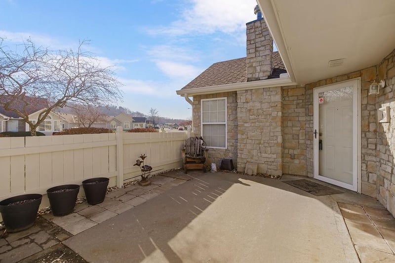 6160 Kensington Dr, Lee's Summit, MO 64064