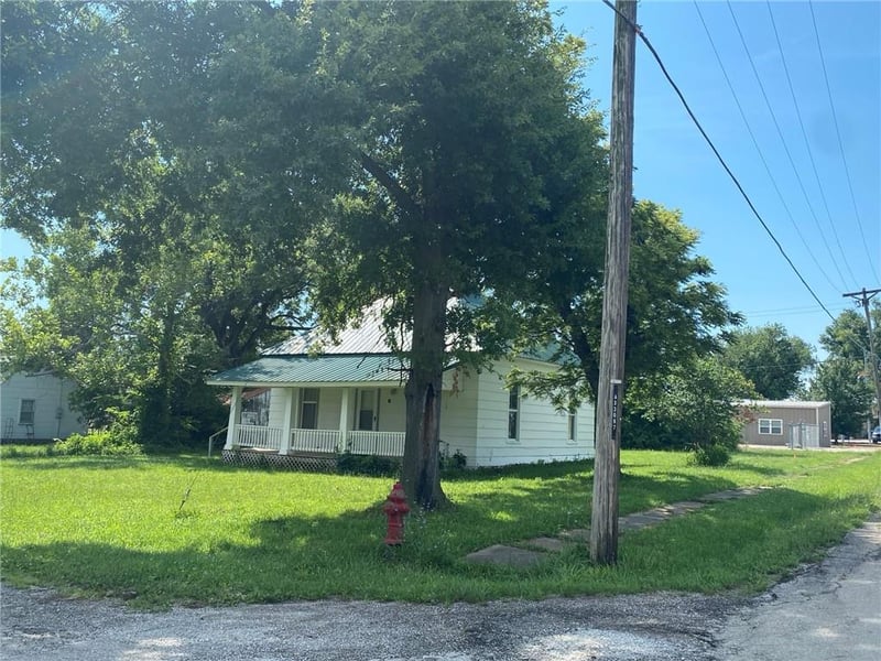 15 6th St, Adrian, MO 64720