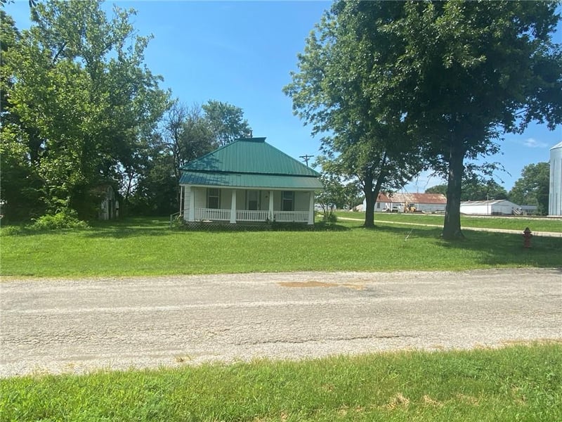 15 6th St, Adrian, MO 64720
