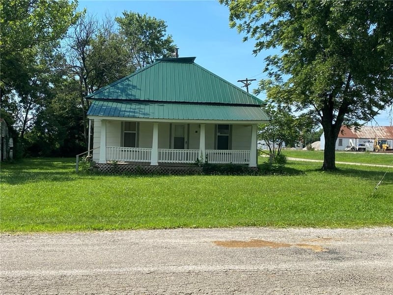 15 6th St, Adrian, MO 64720