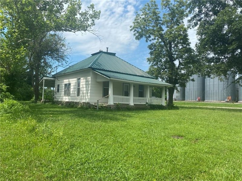 15 6th St, Adrian, MO 64720
