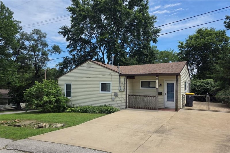 9226 Walnut St, Kansas City, MO 64114