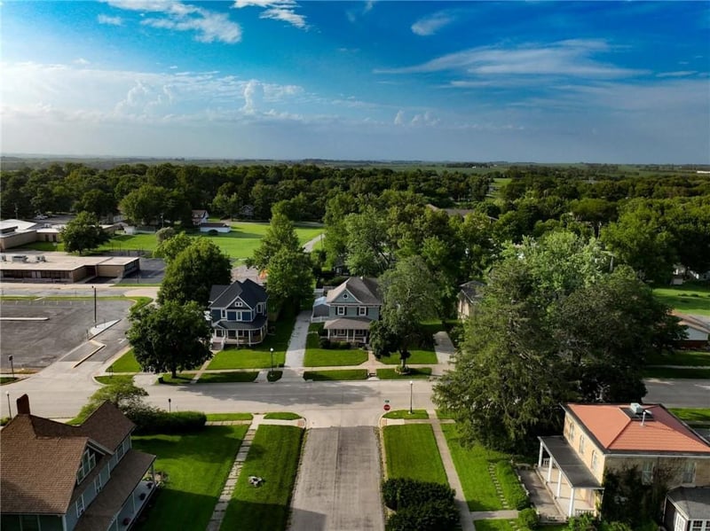 416 Miami St, Hiawatha, KS 66434