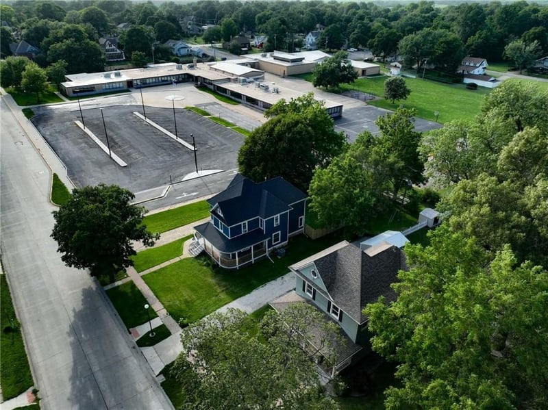 416 Miami St, Hiawatha, KS 66434