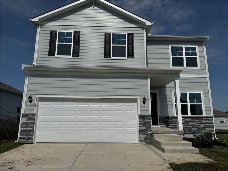 306 Lake Meadows Dr, Smithville, MO 64089