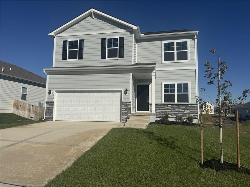 306 Lake Meadows Dr, Smithville, MO 64089