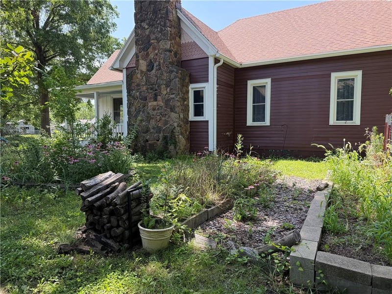 402 Spring St, Caney, KS 67333