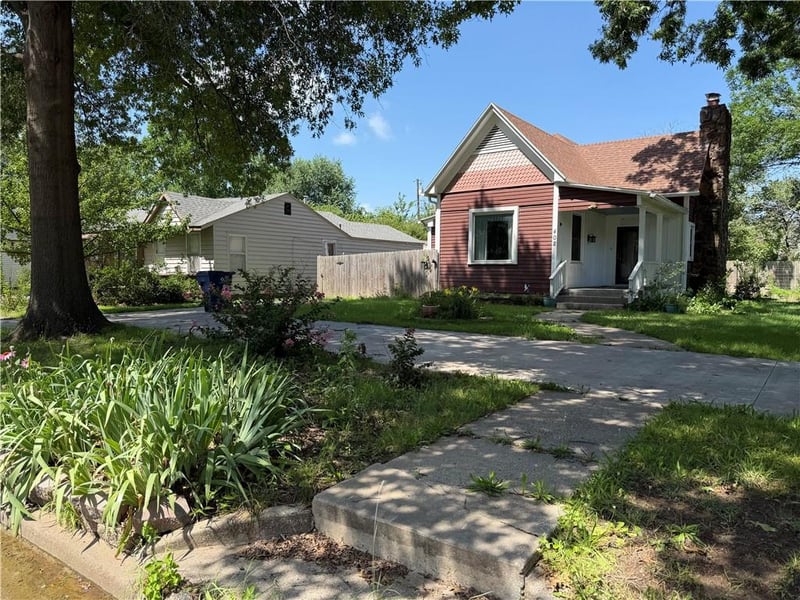 402 Spring St, Caney, KS 67333