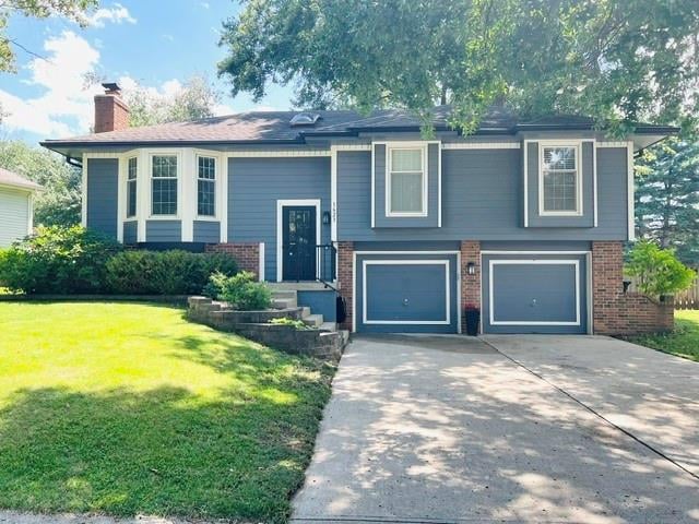 1623 Silkwood Ln, Lee's Summit, MO 64063