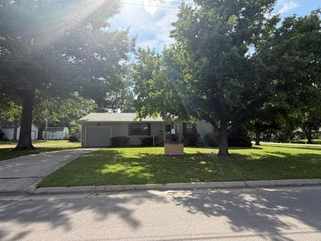 904 6th St, Burlington, KS 66839