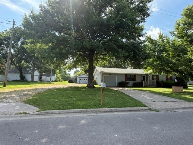 904 6th St, Burlington, KS 66839